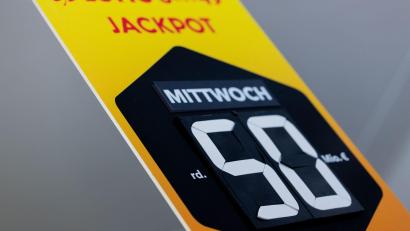 Bild: Rolf Vennenbernd/dpa
Plakate in den Lotto-Annahmestellen weisen seit über sieben Wochen auf den mit 50 Millionen Euro gefüllten Jackpot hin. (Archivbild)