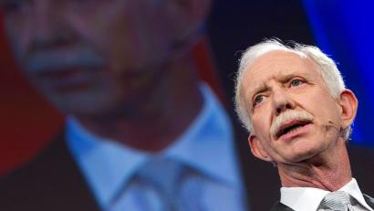 Bild: picture alliance / dpa
Pilot Chesley Sullenberger wurde nach dem „Wunder vom Hudson“ als Held gefeiert. (Archivbild)
