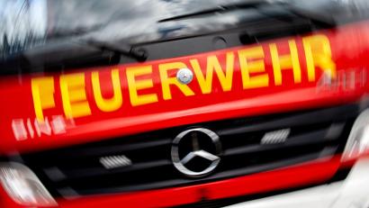 Bild: Hauke-Christian Dittrich/dpa
Höhenretter der Feuerwehr holten die Frau aus dem schmalen Schacht. (Symbolbild)