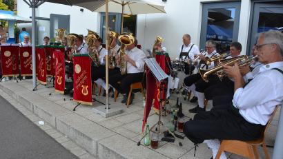 Bild: Josef Rosner
Die Blaskapelle Ernestgrün eröffnete an ihrem Festtag die Serenade.