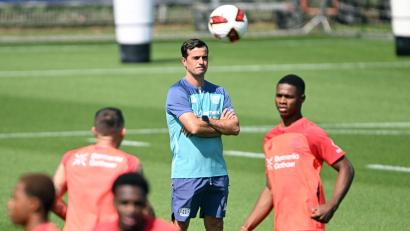 Bild: Federico Gambarini/dpa
Carles Martinez leitet sein erstes Mannschaftstraining bei Bayer Leverkusen.