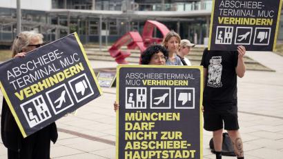 Bild: Ehsan Monajati/dpa
Gegner des Abschiebeterminals demonstrierten vor der Entscheidung gegen das Projekt.