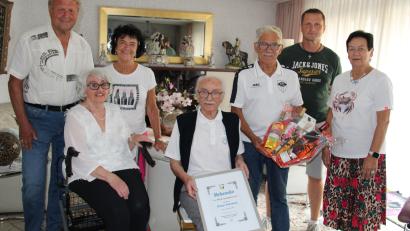 Bild: Hans Prem
Nur wenige Menschen können auf 80 Jahre Vereinszugehörigkeit zurückblicken. Oskar Schwarz (sitzend Mitte) kann es. Die Führungsriege des ASV Neustadt/WN besuchte ihn und Ehefrau Vera (Zweite von links sitzend). Zum Dank erhielt er eine Urkunde und einen Geschenkkorb.