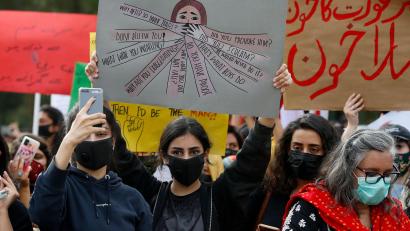 Bild: Anjum Naveed/AP/dpa
Pakistanische Aktivistinnen demonstrieren im Rahmen des Internationalen Frauentags. (Archivbild)
