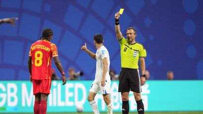 Bild: Jacob Kupferman/AP/dpa
Zwayer verteilt eine Verwarnung in der WM-Vorrunde. (Archivbild)