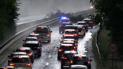 Bild: Bernd März/Fotoreportextremwetter.tv/dpa
Die Polizei leitet den Verkehr auf der Bundesstraße 4 bei Erlangen-Tennenlohe an umgestürzten Bäumen vorbei.