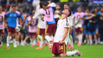 Bild: Tom Weller/dpa
Aymeric Laporte feiert den Sieg.