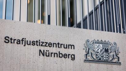Bild: Daniel Karmann/dpa
Ein 59-Jähriger weist vor Gericht die Vorwürfe des Kindesmissbrauchs und der Vergewaltigung zurück. (Symbolbild)