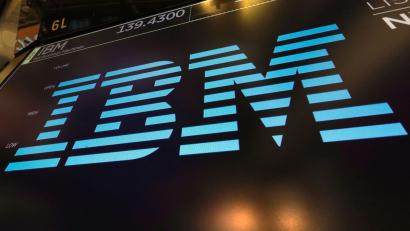 Bild: Richard Drew/AP/dpa
IBM machte im vergangenen Quartal ein verändertes Ausgabeverhalten der Kunden zu schaffen. (Archivbild)