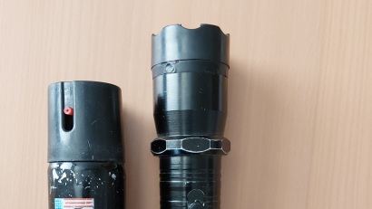 Symbolbild: Bundespolizei
Bei einer Kontrolle bei Waidhaus entdeckte die Bundespolizei verbotene Waffen in einem Kleintransporter: Ein verbotenes Spray und ein als Taschenlampe getarntes Elektroimpulsgerät.