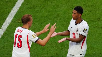 Bild: Nick Potts/PA Wire/dpa
Dan Burn (l) fehlt ein Finger seiner rechten Hand.