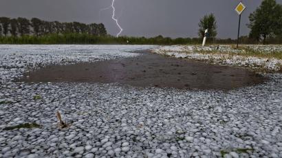 Bild: Thomas Lindemann/Nord-West-Media TV /dpa
Unwetter mit Hagel zogen über Niedersachsen.
