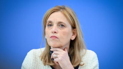 Bild: Soeren Stache/dpa
Familienministerin Karin Prien (CDU) verteidigt Kürzungspläne beim Unterhaltsvorschuss. (Archivbild)