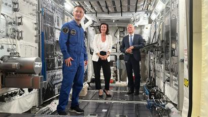 Bild: Jörg Ratzsch/dpa
ESA-Astronaut Matthias Maurer (l-r), Bundesforschungsministerin Dorothee Bär (CSU) und DLR-Vorstand Walther Pelzer im Europäischen Astronautenzentrum EAC der ESA in Köln. Maurer rechnet fest mit der Teilnahme an einer Mondmission im übernächsten Jahr.