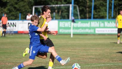Bild: Dieter Jäschke
Robust im Zweikampf: Der FC Amberg (gelb) ist nach der langen Vorbereitung bereit für die Landesliga Mitte.