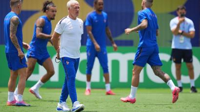 Bild: Julio Cortez/AP/dpa
Didier Deschamps sieht Spanien als Favoriten für das Duell im Halbfinale.