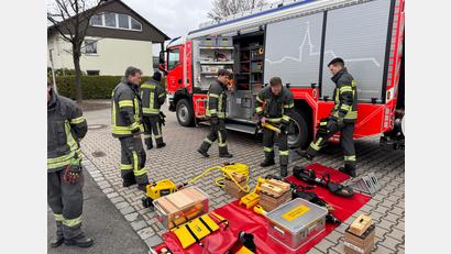 Bild: Jakob Grajer
Erstmals erhält die Feuerwehr Neunkirchen ein neues Hilfeleistungslöschgruppenfahrzeug, hier im Hintergrund zu sehen mit einem Teil der Silhouette Neunkirchens. Mit den Gerätschaften davor machten sich die Maschinisten intensiv vertraut.
