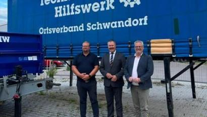 Bild: Andreas Feller
Bei der Spendenübergabe (von links): 2. Vorsitzender Patrick Werbel THW Helferverein Schwandorf, Vorstandssprecher VR Bank Mittlere Oberpfalz eG Bernhard Werner, Oberbürgermeister Schwandorf Andreas Feller.