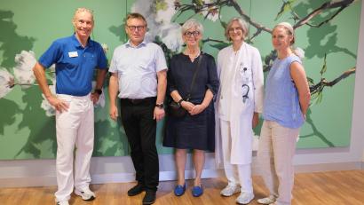 Bild: Sandra Dietl Klinikum St. Marien Amberg
Barbara Lanzinger (Mitte, in schwarz) hat der Stroke Unit des Amberger Klinikums eine Spende überreicht. Chefarzt Dr. Franz Huber (links) , Vorstand Manfred Wendl, Dr. Michaela Nagel und Logopädin Elke Stegmann-Gebhard nahmen sie entgegen.
