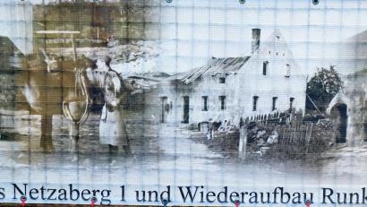 Bild: Robert Dotzauer
Ein Bild aus alten Zeiten, befestigt an einem Gartenzaun, erinnerte beim Jubiläum an den Gebäudeabbruch in der Ortschaft Netzaberg und den Neuanfang in Neurunkenreuth.