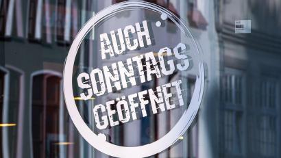 Bild: Jens Büttner/dpa
An Sonn- und Feiertagen müssen Geschäfte in der Regel geschlossen bleiben. In einigen Bundesländern gibt es bereits Sonderregelungen für Sonntagsöffnungen. (Symbolbild)