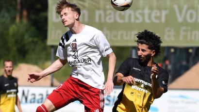 Archivbild: Gerhard Büttner
SC-Spieler Johannes Gradl (links) bleibt Sieger in einem Kopfballduell: Der Landesligist aus Oberwildenau schließt seine Testspielreihe beim SV Lauterhofen ab.