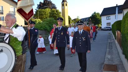Bild: Peter Garreiss
Nach dem Gottesdienst marschierte der Festzug mit Kommandant Hans Neuber und dem 2. Vorsitzenden Sebastian Sperl (von rechts) zur Fahrzeugweihe.