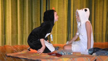 Bild: Josef Rosner
Eisbär Lothar (Emily Kopp) und Pinguin Professor Dr. Ping (Paula Dötterl) beschäftigen sich im Musical "Eisbär, Dr. Ping und die Freunde der Erde" mit dem weltweiten Klimawandel. Gemeinsam versuchen sie den Stromfressern den Garaus zu machen.