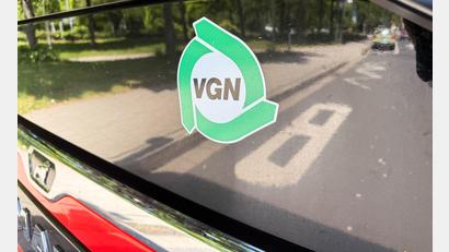 Bild: Gabi Schönberger
Wer mit dem Bus in Weiden, Amberg, den umliegenden Landkreisen Neustadt, Tirschenreuth oder Amberg-Sulzbach sowie dem VGN-Raum unterwegs ist, zahlt seine Fahrkarten immer häufiger auf digitalem Weg. Ab 2027 will der Verbund sein Ticketangebot verschlanken.