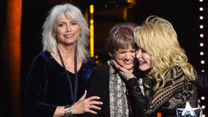 Bild: Chris Pizzello/Invision/AP/dpa
Parton (r) sagte einmal über Ronstadt (m) sie könne als Perfektionistin manchmal nerven. (Archivbild)