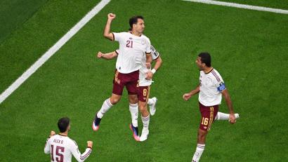 Bild: Jessica Tobias/AP/dpa
Oyarzabal (Mitte) bejubelte seinen Elfmetertreffer zum 1:0 ausgelassen.