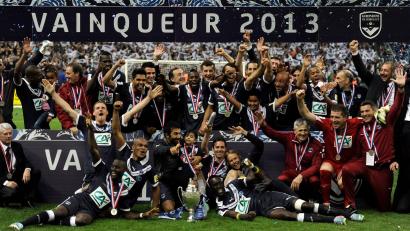 Bild: picture alliance / dpa
Der letzte große Triumph: Girondins Bordeaux nach dem Gewinn des französischen Pokals 2013. Der Traditionsclub wurde mindestens bis in die 6. Liga strafversetzt. (Archivbild)