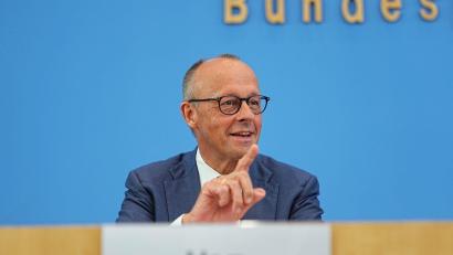 Bild: Michael Kappeler/dpa
Merz ist gut aufgelegt bei seiner Sommerpressekonferenz.