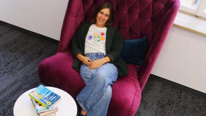 Bild: Jennifer Battaglia
Autorin Kristina Pfister in der Stadtbibliothek in Amberg