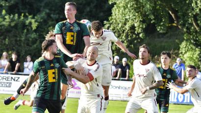 Bild: Hubert Ziegler
Dicke Luft im Neumarkter Strafraum nach einem Ammerthaler Freistoß mit Maximilian Hiltl (Dritter von links) von der DJK Ammerthal als Sieger im Kopfballduell.