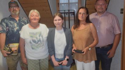 Bild: Ernst Frischholz
Eka Reber (von links) und Johanna Ludwig wurden verabschiedet, Julia Kost (Jugend) sowie Renate Schwarz (Senioren) durch Bürgermeister Markus Ludwig neu ins Amt eingeführt.