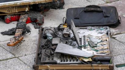 Bild: Adryel Talamantes/ZUMA Press Wire/dpa
Eine verkohlte Gitarre und ein Mischpult zeugen davon, dass das Lokal lichterloh brannte.