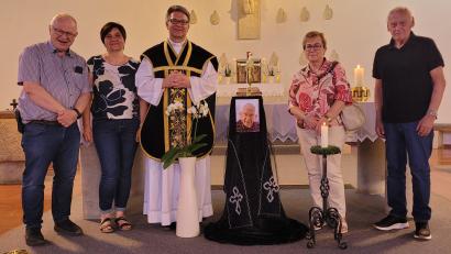 Bild: Günter Weigl
Die Kinder Hannelore und Karl-Heinz mit Ehepartnern und Pfarrer Michael Jakob nach dem Requiem für Rolf Exner in der Pfarrkirche St. Konrad.