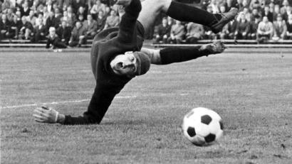 Bild: picture alliance / dpa
Der frühere Bundesliga-Torhüter Manfred Manglitz ist in Spanien gestorben. (Archivbild)