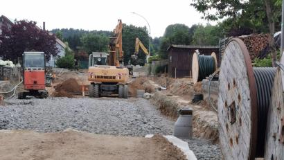 Bild: Gertraud Portner
Die Kreisstraße SAD 44 in Schönsee ist seit dem Frühjahr eine Baustelle. Die Vollsperrung samt Umleitung dauert noch bis Ende Oktober.
