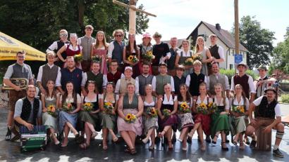 Bild: Isabella Rauscher
Die Adlholzer Kirwapaare freuen sich mit den Musikanten über eine gelungene und stimmungsvolle Modlholzer Kirwa.