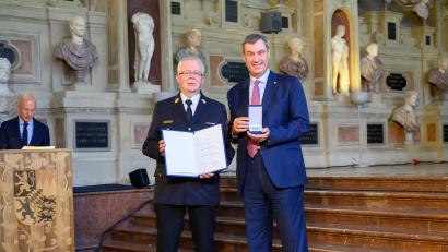 Bild: Joerg Koch/ Bayerische Staatskanzlei
Ambergs Stadtbrandrat Heinrich Scharf (links) erhielt im Rahmen eines glanzvollen Festakts in der Münchner Residenz den Bayerischen Verdienstorden aus den Händen von Bayerns Ministerpräsident Dr. Markus Söder (rechts).