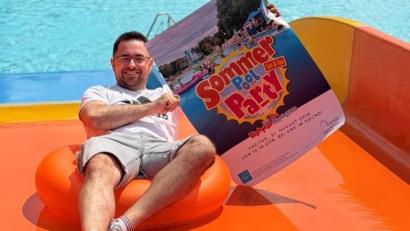 Bild: Karoline Gajeck-Scheuck
Stadtwerke Amberg Bäder und Park GmbH-Eventmanager Daniel Wanninger zeigt Einsatz, damit die Pool-Party ein voller Erfolg wird. Er lädt alle Kinder, Eltern und Junggebliebene zur Sommer-Pool Party ein – die Stadtwerke Amberg ermöglichen, dass nur der reguläre Badeeintritt ist zu zahlen ist.