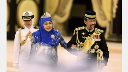 Bild: Hasnoor Hussain/Reuters Pool/AP/dpa
Der Sultan verfügt über geradezu märchenhaften Reichtum. (Archivbild)