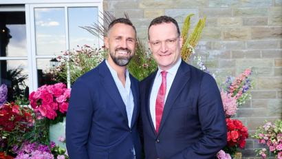 Bild: Annette Riedl/dpa
Daniel Funke und Jens Spahn sind seit 2017 verheiratet. (Archivbild)