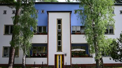 Bild: Sebastian Gollnow/dpa
In der Waldsiedlung Zehlendorf sind Hausfassaden, Türen und Fenster mehrfarbig gestaltet.