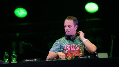 Bild: Jonas Walzberg/dpa
Der DJ feiert eine Party zum Jubiläum der Bayreuther Festspiele. (Archivbild)