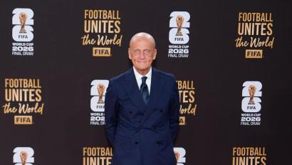 Bild: Julia Demaree Nikhinson/AP/dpa
Pierluigi Collina verteidigt die WM-Schiedsrichter. (Archivbild)