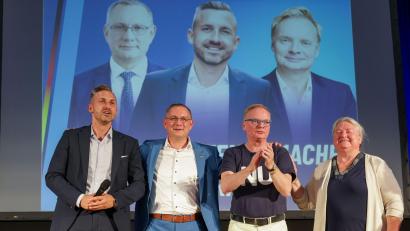 Bild: Jan Woitas/dpa
Chrupalla und Siegmund lächelten und sangen teilweise gemeinsam mit den Besuchern die DDR-Hymne.