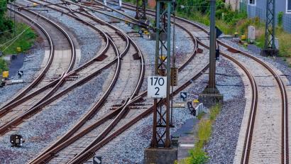 Bild: Jens Büttner/dpa
Zuletzt wurde deutlich mehr in die Bahninfrastruktur investiert - die Allianz Pro Schiene geht aber davon aus, dass das Niveau nicht lange gehalten wird. (Symbolbild)